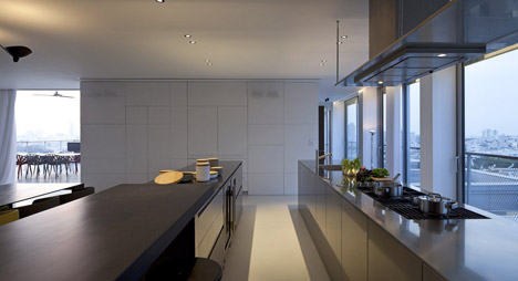 Antokolsky penthouse by Pitsou Kedem