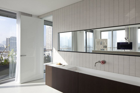 Antokolsky penthouse by Pitsou Kedem