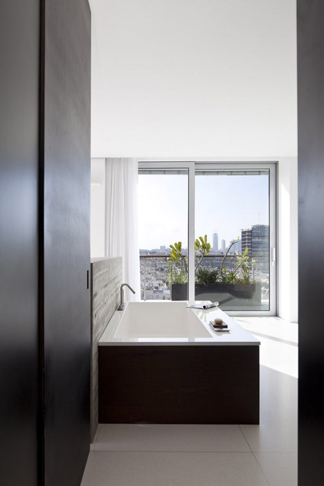 Antokolsky penthouse by Pitsou Kedem
