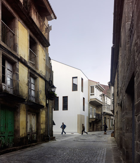 Chao House by Creus e Carrasco