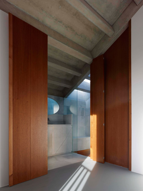 Chao House by Creus e Carrasco