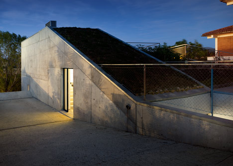 MNGB House by VAUM Architects
