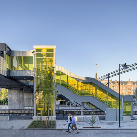 Colourful stairwells zigzag up to meet Metro Arkitekter’s Skyttlebron railway bridge