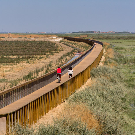 Riverside park by Topiaris Landscape Architecture features a boardwalk and a bird observatory
