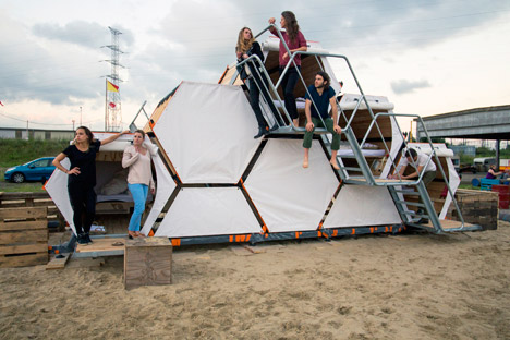 B-and-Bee stackable sleeping cells for festivals