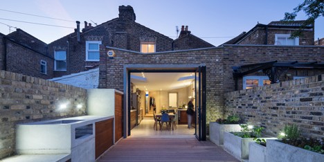 Concrete extends from the kitchen into the garden of Studio Gil’s London house extension