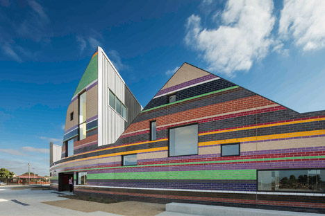 Dallas Brooks Community Primary School by McBride Charles Ryan mirrors the local skyline