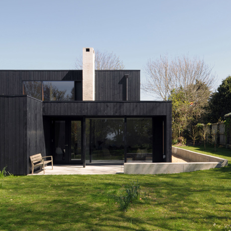 Black-painted seaside house by Dow Jones mimics local fishermen’s sheds