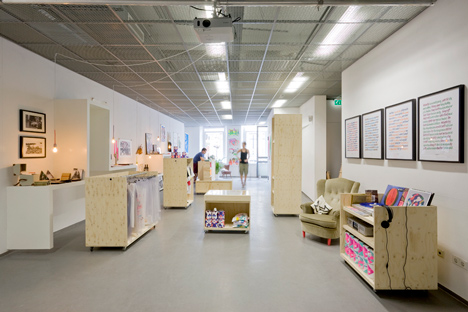 Extruding store Kapitaal in Utrecht by ZakenMaker, Studio Toon Welling and Atelier Gsbrt
