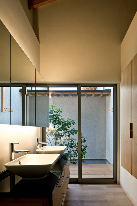 House of Nagahama by Takashi Okuno