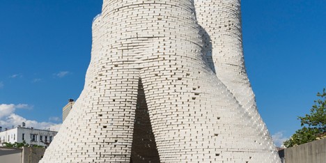 Tower of “grown” bio-bricks by The Living opens at MoMA PS1