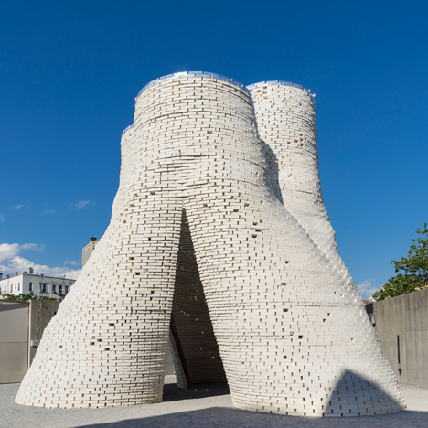Tower of “grown” bio-bricks by The Living opens at MoMA PS1