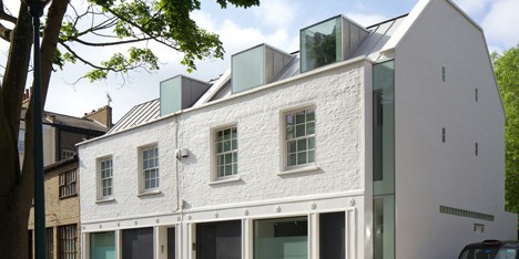 Robert_Dye_extend_London_mews_house_dezeen_6.jpg