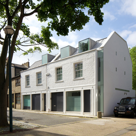 Robert_Dye_extend_London_mews_house_dezeen_6.jpg