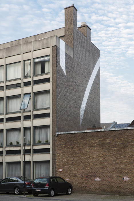 Trois Ellipses Ouvertes en Desordre no3 by Felice Varini