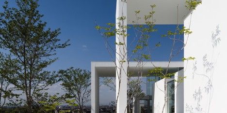 Rectangular arches frame rooms and gardens at Cosmic House by UID Architects