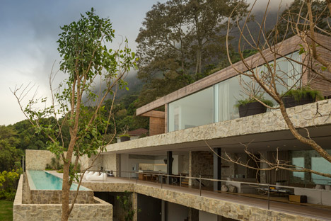 Casa AL by Studio Arthur Casas photos by Fernando Gurra