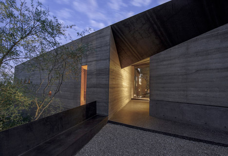 Desert Courtyard House by Wendell Burnette Architects