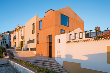 House in Palmela by Paratelier
