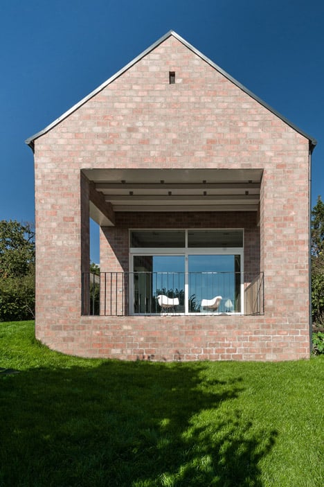Long Brick House by Foldes Architects
