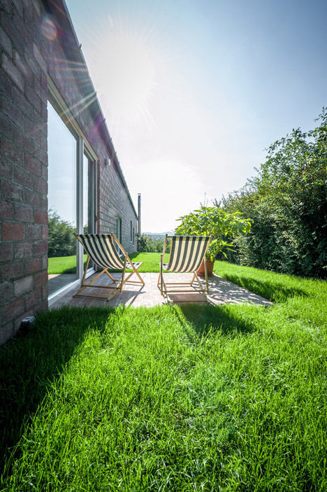 Long Brick House by Foldes Architects