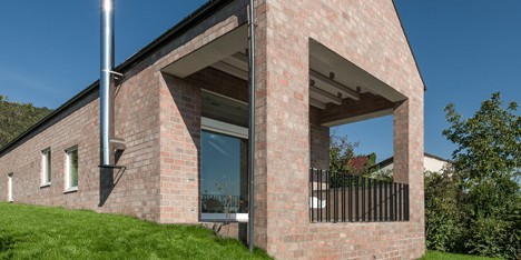 Long Brick House by Foldes Architects