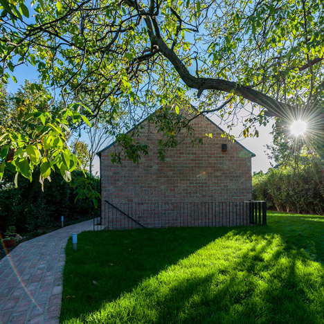 Long Brick House by Foldes Architects