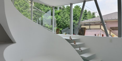 Atelier Norisada Maeda’s Orange house features a curvy interior and a glass floor