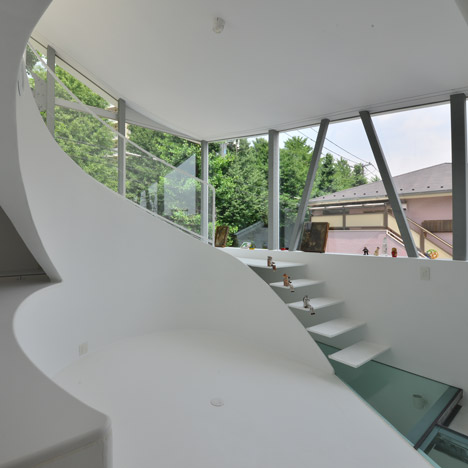 Atelier Norisada Maeda’s Orange house features a curvy interior and a glass floor