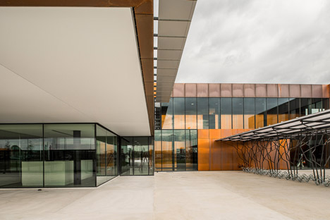 Public middle school of Labarthe-sur-Lèze by LCR Architectes