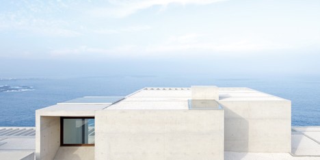 Casa MO by Gonzalo Mardones Viviani nestles against the coastline in Chile