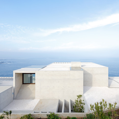 Casa MO by Gonzalo Mardones Viviani nestles against the coastline in Chile