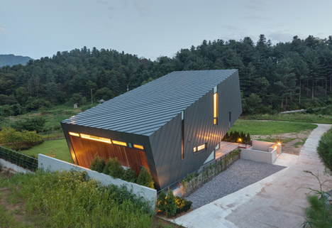 El Salvador Leaning House by Praud