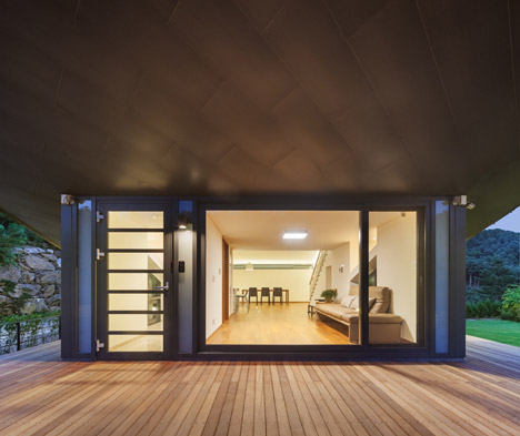 El Salvador Leaning House by Praud