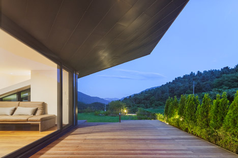 El Salvador Leaning House by Praud