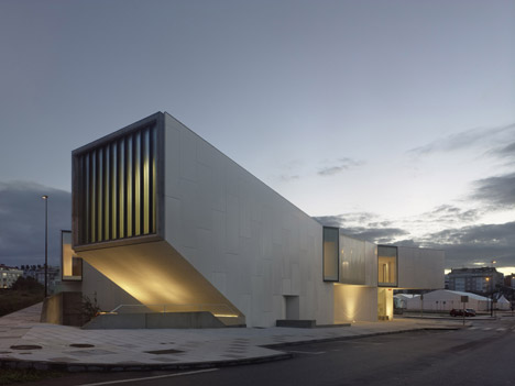 Mediatheque de Carballo by Óscar Pedrós