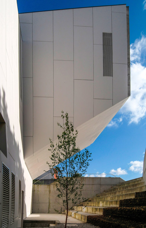 Mediatheque de Carballo by Óscar Pedrós