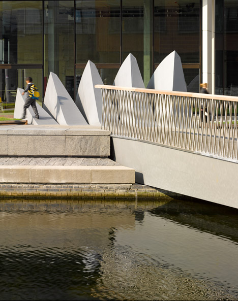 Merchant Square footbridge by Knight Architects