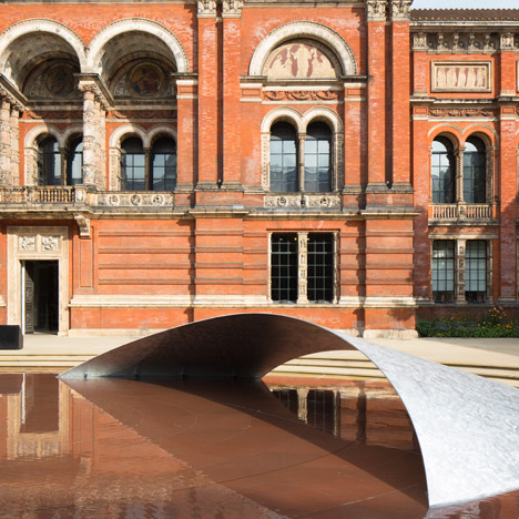 Zaha-Hadid-wave-installation-at-V-and-A-LDF14_dezeen_SQ01