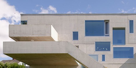 Carl-Viggo Hølmebakk completes “labyrinth-like” concrete home in Norway