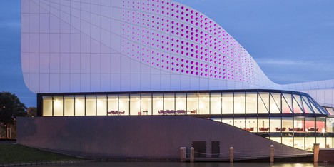 UNStudio’s Theatre de Stoep improves its acoustics with a moving auditorium ceiling