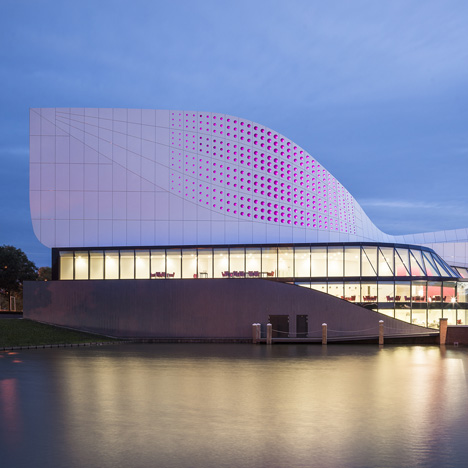 UNStudio’s Theatre de Stoep improves its acoustics with a moving auditorium ceiling