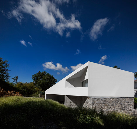 Taíde House by Rui Vieira Oliveira and Vasco Manuel Fernandes
