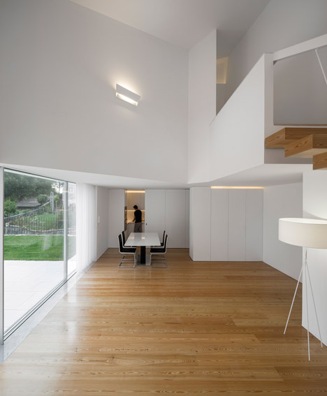 Taíde House by Rui Vieira Oliveira and Vasco Manuel Fernandes