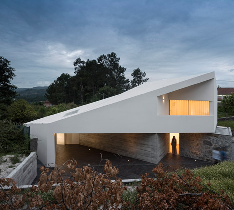 Taíde House by Rui Vieira Oliveira and Vasco Manuel Fernandes