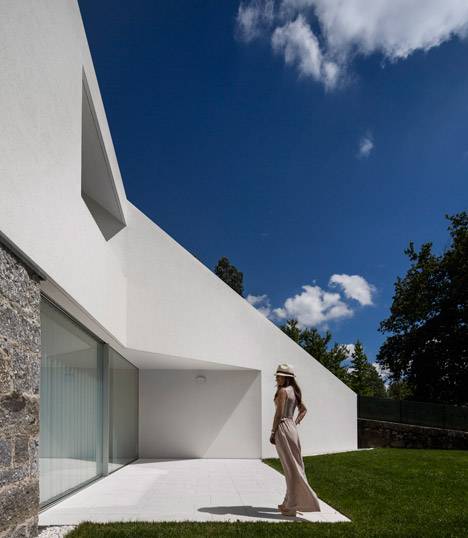 Taíde House by Rui Vieira Oliveira and Vasco Manuel Fernandes