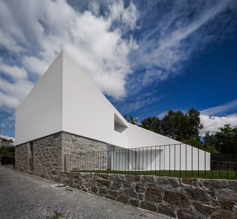 Taíde House by Rui Vieira Oliveira and Vasco Manuel Fernandes