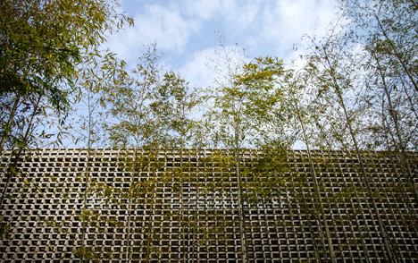 The Screen by Li Xiaodong