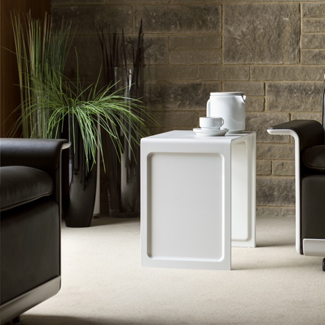 This image: Vitsœ 621 Side Table in off-white by Dieter Rams – main image: Vitsœ 621 Side Table in black by Dieter Rams