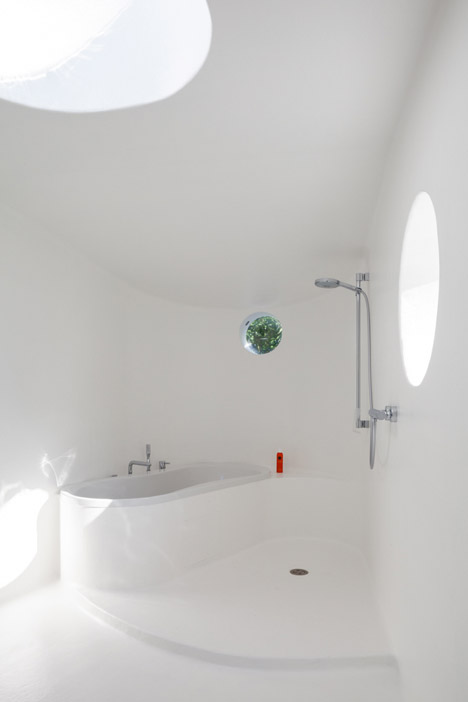 A-copper-annex-to-a-fermette-by-Vens-Vanbelle-architecture_dezeen